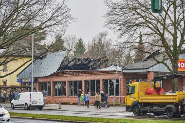 Berlin, Almanya - 1 Ocak 2021: Yılbaşı gecesi yanıp kül olan bir süpermarketin detayları.