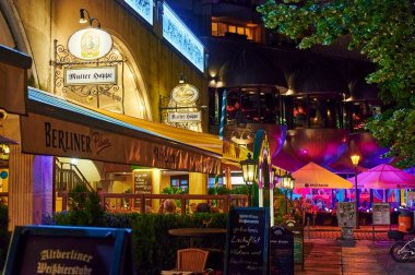 Berlin, Almanya - 3 Ağustos 2019: Berlin, Almanya 'da Gece Hayatı. Berlin 'in merkezinde aydınlatılmış restoranlar var..