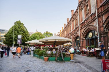 Berlin, Almanya - 17 Haziran 2019: Berlin şehir merkezinde sokak kafeleri ve restoranları olan ünlü Hackescher Markt sahnesi.