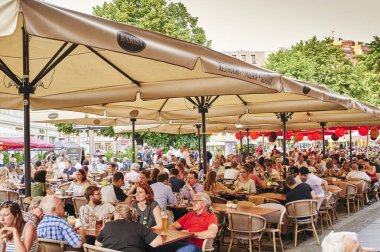 Berlin, Almanya - 17 Haziran 2019: Berlin şehir merkezinde sokak kafeleri ve restoranları olan ünlü Hackescher Markt sahnesi.