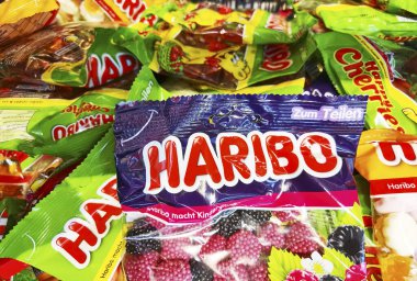 Berlin, Almanya - 13 Ocak 2021: Bir süpermarketteki farklı şeker paketlerine bakın.