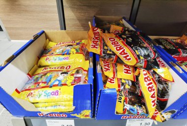 Berlin, Almanya - 13 Ocak 2021: Bir süpermarketteki farklı şeker paketlerine bakın.