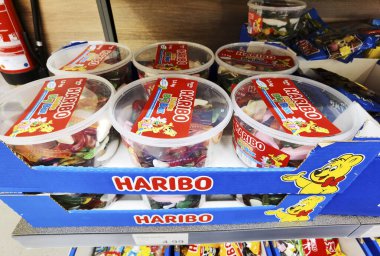 Berlin, Almanya - 13 Ocak 2021: Bir süpermarketteki farklı şeker paketlerine bakın.