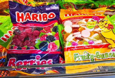 Berlin, Almanya - 13 Ocak 2021: Bir süpermarketteki farklı şeker paketlerine bakın.