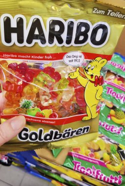 Berlin, Almanya - 20 Ocak 2021: Süpermarkette bir paket şekere bakın.