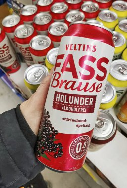 Berlin, Almanya - 20 Ocak 2021: Renkli bir içecek seçimi görebileceğiniz bir raf manzarası.