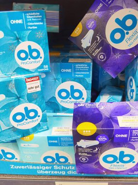 Berlin, Almanya - 20 Ocak 2021: Kadınlar için tuvalet malzemeleri paketleriyle dolu bir rafa bakın.