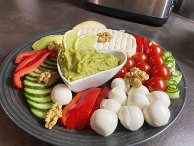 Renkli ekmek malzemelerinin ve sebzelerin fotoğrafçılığı, dekoratif olarak düzenlenmiştir..