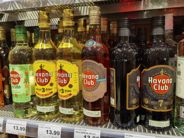 Berlin, Almanya - 25 Ocak 2021: Bir süpermarkette farklı alkollü içecek şişelerinin bulunduğu bir rafa bakın.