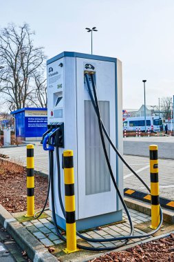 Berlin, Almanya - 26 Ocak 2021: Elektrik sürücülü çevre dostu otomobiller için bir kamu şarj istasyonuna bakın.