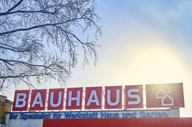 Berlin, Almanya - 26 Ocak 2021: Almanya 'da bir nalbur dükkanının büyük işareti.