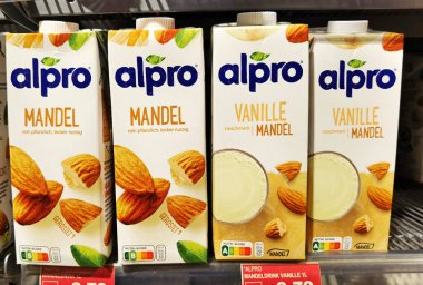 Berlin, Almanya - 25 Ocak 2021: Süpermarkette vejetaryen süt içecekleriyle dolu bir rafa bakın.