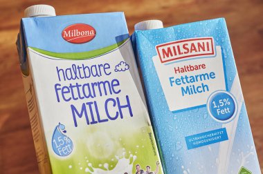 Berlin, Almanya - 20 Kasım 2020: İki paket süt.