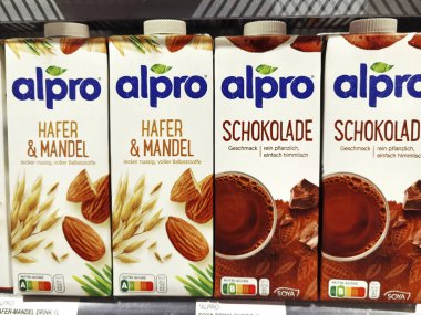 Berlin, Almanya - 25 Ocak 2021: Süpermarkette vejetaryen süt içecekleriyle dolu bir rafa bakın.