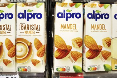 Berlin, Almanya - 25 Ocak 2021: Süpermarkette vejetaryen süt içecekleriyle dolu bir rafa bakın.