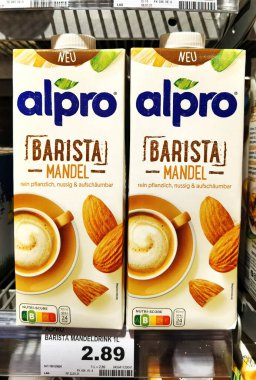 Berlin, Almanya - 25 Ocak 2021: Süpermarkette vejetaryen süt içecekleriyle dolu bir rafa bakın.