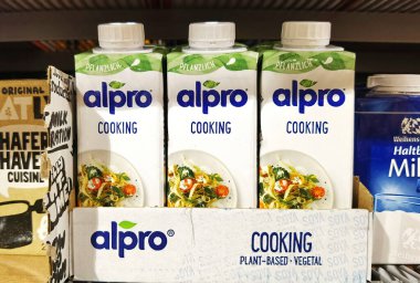 Berlin, Almanya - 25 Ocak 2021: Süpermarkette vejetaryen süt içecekleriyle dolu bir rafa bakın.