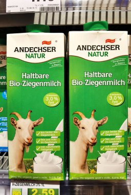 Berlin, Almanya - 25 Ocak 2021: Süpermarkette süt içecekleri paketleriyle dolu bir rafa bakın.