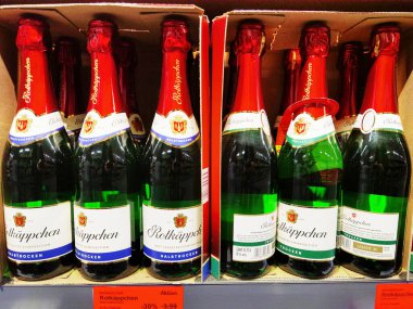 Berlin, Almanya - 2 Şubat 2021: Bir süpermarkette farklı alkollü içecek şişelerinin bulunduğu bir rafa bakın.