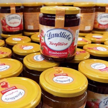 Berlin, Almanya - 2 Şubat 2021: Süpermarkette reçelli farklı gözlüklü bir rafa bakın.