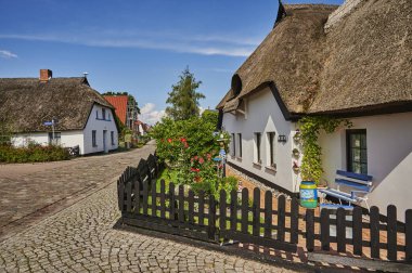 Greifswald, Almanya - 30 Ağustos 2020: Wieck ilçesindeki Greifswald şehrinin tipik izlenimleri.