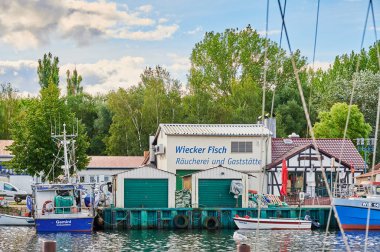 Greifswald, Almanya - 1 Eylül 2020: Wieck ilçesindeki Greifswald şehrinin tipik izlenimleri.