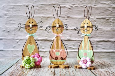 Süslü üç tahta Paskalya tavşanı.