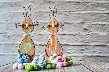Süslü iki tahta Paskalya tavşanı.