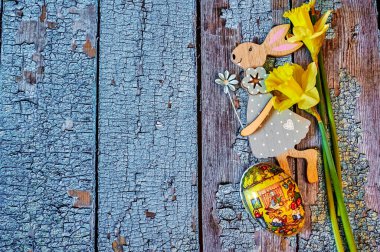 Süs olarak çiçekli Tahta Paskalya tavşanı.