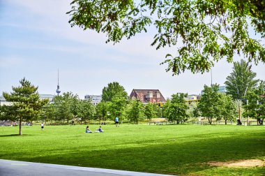 Berlin, Almanya - 10 Mayıs 2020: Almanya 'nın merkezindeki Gleisdreieck parkındaki sahne.
