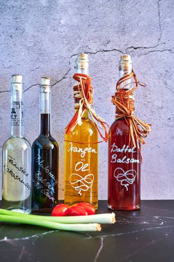 Berlin, Almanya - 5 Mart 2021: Taze malzemeli çeşitli balzamik ve portakal yağı gibi çeşitli yağlar.