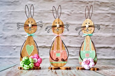 Süslü üç tahta Paskalya tavşanı.