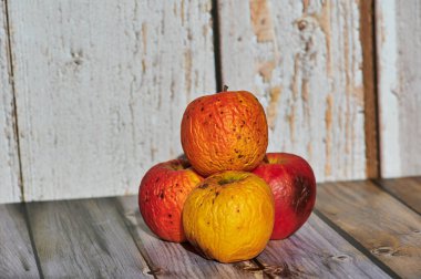 Güneşten yanan elmalar ahşap bir yeraltında süslüdür..