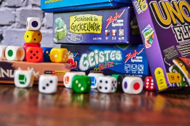 Berlin, Almanya - 22 Mart 2021: Can sıkıntısına karşı faaliyet olarak çok sayıda masa oyunu ve zarlar.