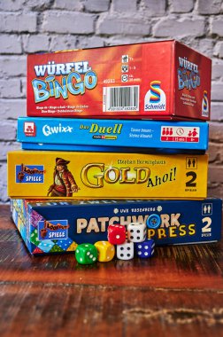 Berlin, Almanya - 22 Mart 2021: Can sıkıntısına karşı faaliyet olarak çok sayıda masa oyunu ve zarlar.