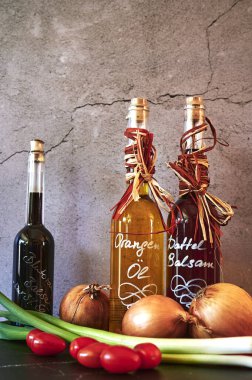 Berlin, Almanya - 5 Mart 2021: Taze malzemeli çeşitli balzamik ve portakal yağı gibi çeşitli yağlar.