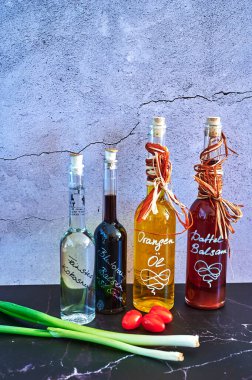 Berlin, Almanya - 5 Mart 2021: Taze malzemeli çeşitli balzamik ve portakal yağı gibi çeşitli yağlar.