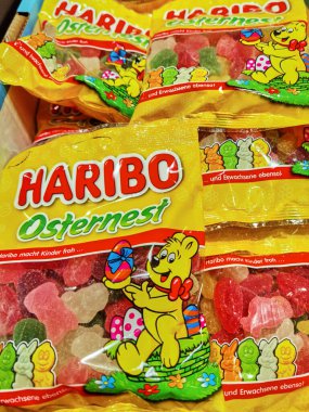 Berlin, Almanya - 18 Mart 2021: Bir süpermarketteki farklı Paskalya şekerleri paketlerine bakın.