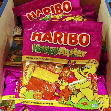 Berlin, Almanya - 18 Mart 2021: Bir süpermarketteki farklı Paskalya şekerleri paketlerine bakın.