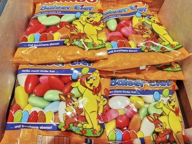 Berlin, Almanya - 18 Mart 2021: Bir süpermarketteki farklı Paskalya şekerleri paketlerine bakın.