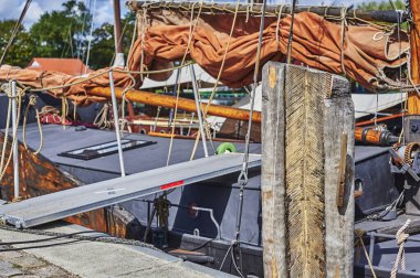 Almanya 'nın Greifswald kentinde demirlemiş tarihi bir yelkenlinin detayları..