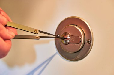Berlin, Almanya - 10 Nisan 2021: Kilitli kapı kilidi açma fotoğrafı.