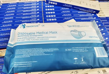 Berlin, Almanya - 15 Nisan 2021: Bir Alman süpermarketinde Corona 'nın koruyucu maskelerinin çeşitliliği.