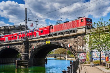 Berlin, Almanya - 26 Nisan 2020: Berlin Müzesi Adası yakınlarındaki Berlin şehir merkezinde demiryolu trafiği.