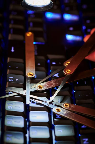 Ambiente Oscuro Con Teclado Iluminado Varias Herramientas Robo Que Simbolizan — Foto de Stock