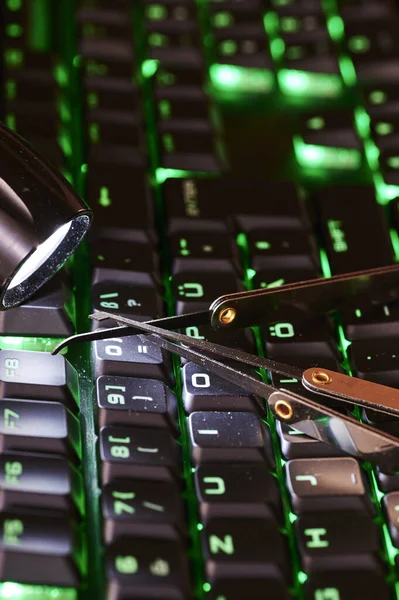 Ambiente Oscuro Con Teclado Iluminado Varias Herramientas Robo Que Simbolizan — Foto de Stock