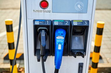 Berlin, Almanya - 26 Ocak 2021: Elektrik sürücülü çevre dostu otomobiller için bir kamu şarj istasyonuna bakın.