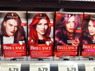 Berlin, Almanya - 22 Nisan 2021: Süpermarkette saç boyası paketleriyle dolu bir rafa bakın.