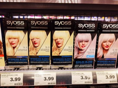 Berlin, Almanya - 22 Nisan 2021: Süpermarkette saç boyası paketleriyle dolu bir rafa bakın.