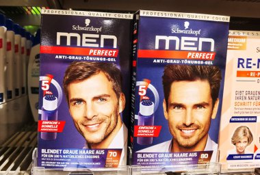 Berlin, Almanya - 22 Nisan 2021: Süpermarkette saç boyası paketleriyle dolu bir rafa bakın.